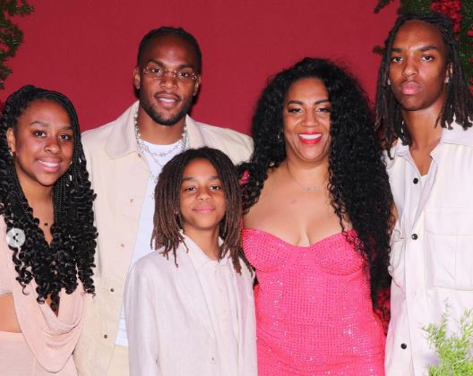 Maria da Luz das Dores celebrating her birthday with her children